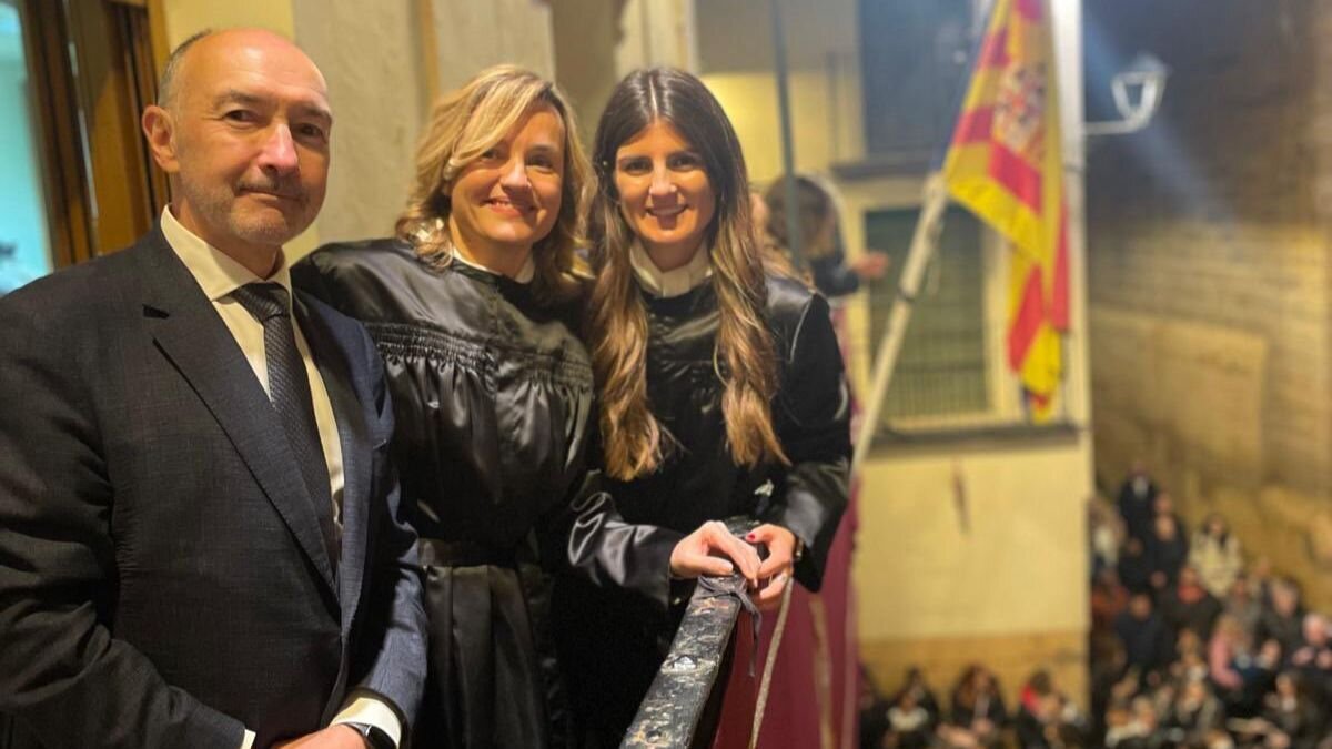 Pilar Alegría en el balcón del Ayuntamiento de Albalate en la Rompida de la Hora de la Semana Santa 2025. / X