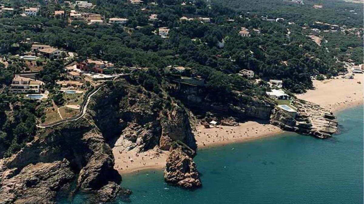 Vista panorámica de la Playa del Racó en Begur