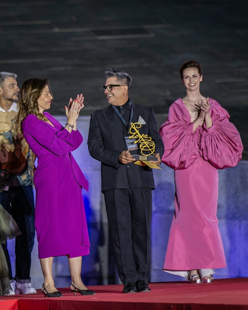Hialmar Castillo con el premio Aguja Goyesca 2025.