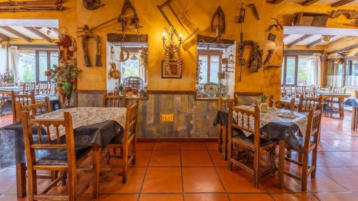 Interior del restaurante del hotel en Camarena de la Sierra / Vía Luxury State