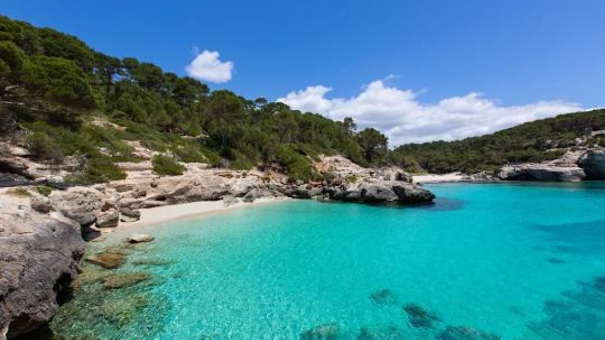 La montaña se funde con el mar, Cala Mitjana