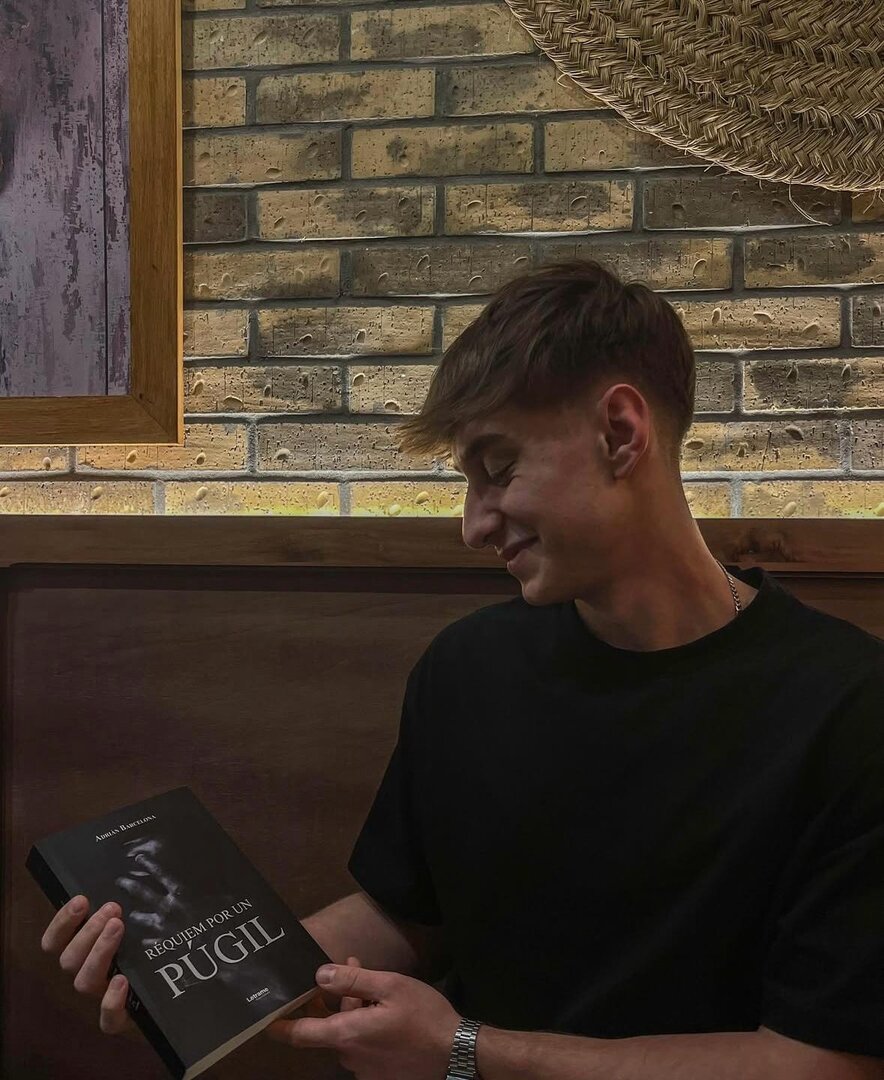 Adrián Barcelona con su primera novela.