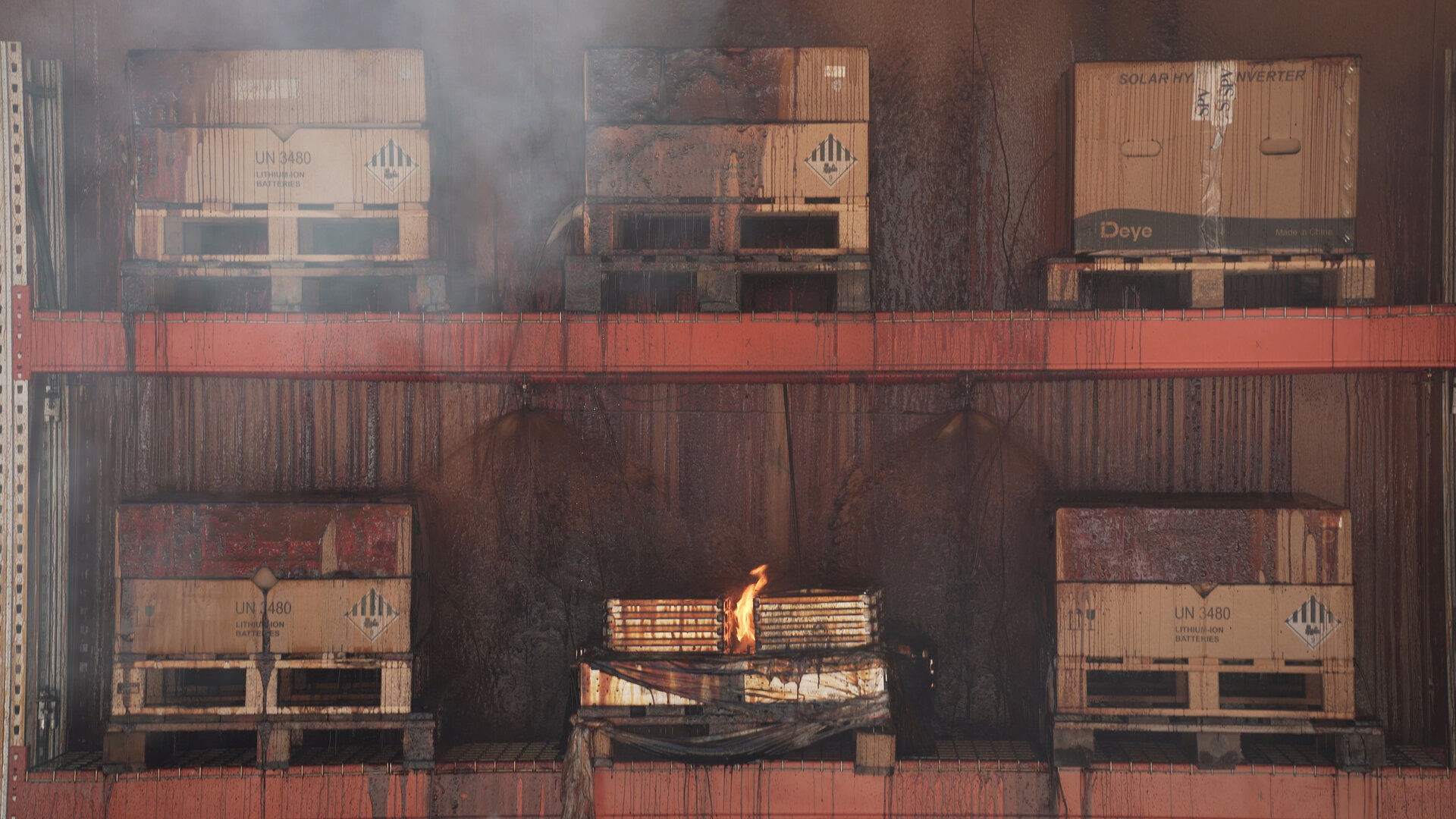 Imagen de batería de litio ardiendo en almacén sin efecto en cadena gracias a Ecofire Fighting / SimonRack