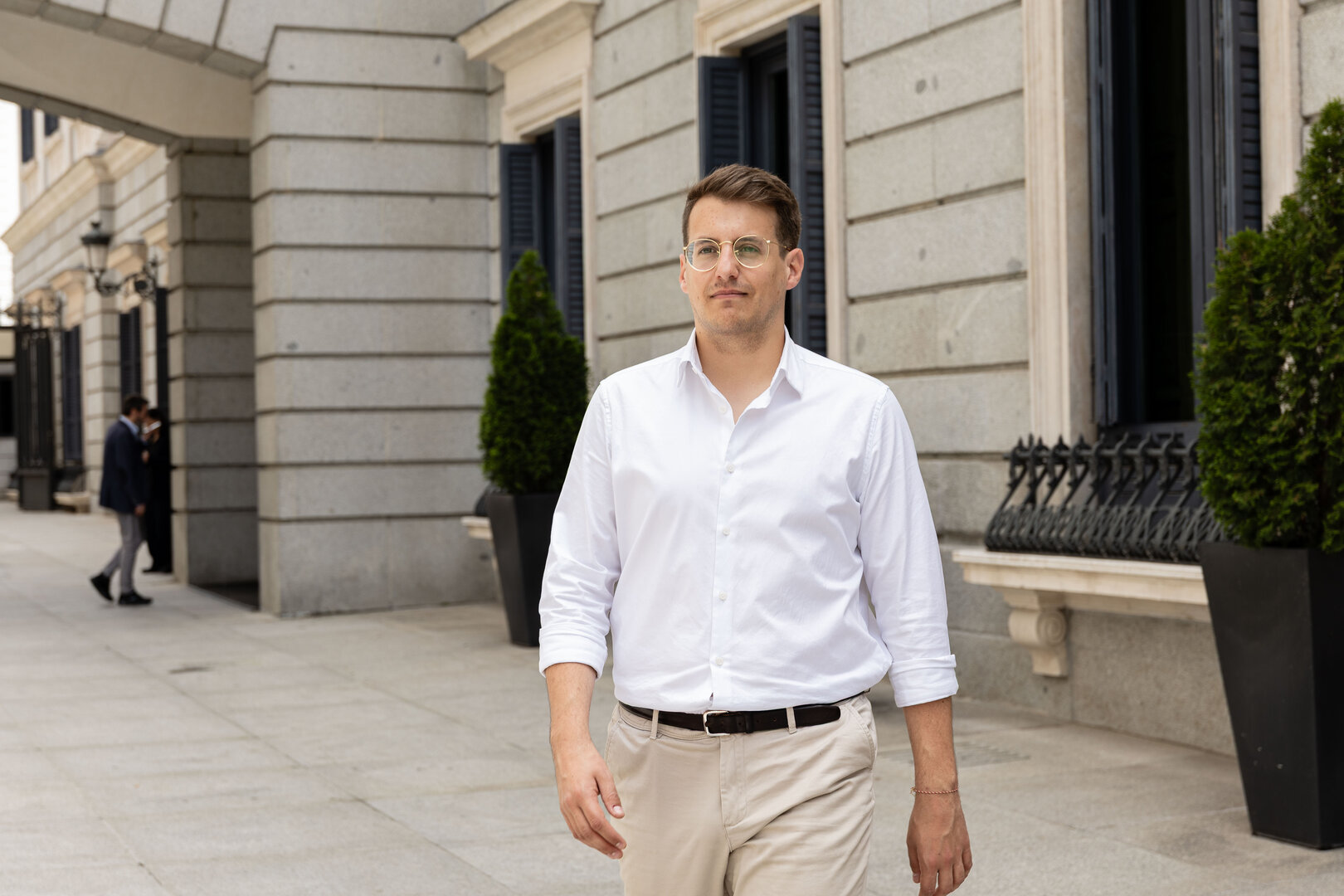 El representante por CHA, Jorge Pueyo, en el patio del Congreso de los Diputados