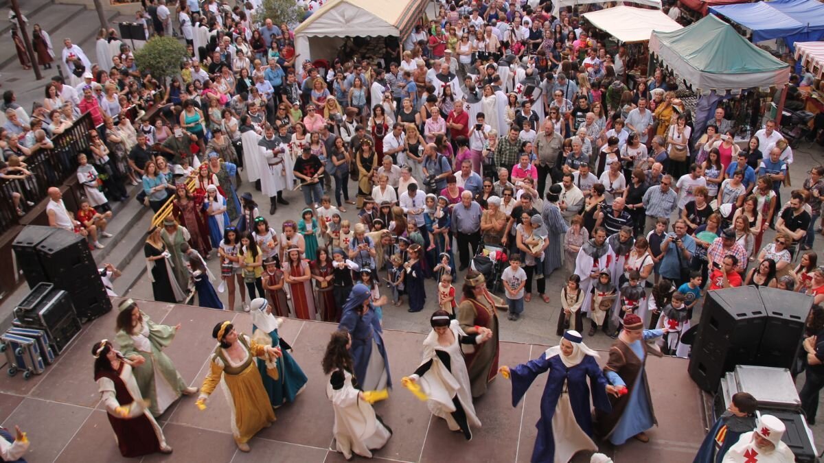Bailes medievales en el escenario principal de Monzón Templario 2024.
