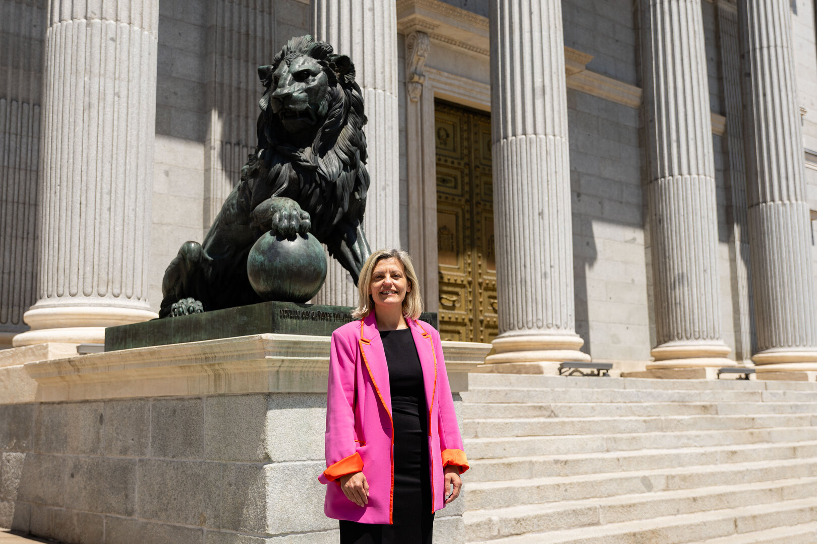 La diputada del PSOE por Huesca, Begoña Nasarre, en la fachada del  Congreso de los Diputados