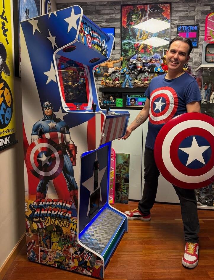 Christian Abad junto a una de sus creaciones. / Instagram (@cris_arcades)