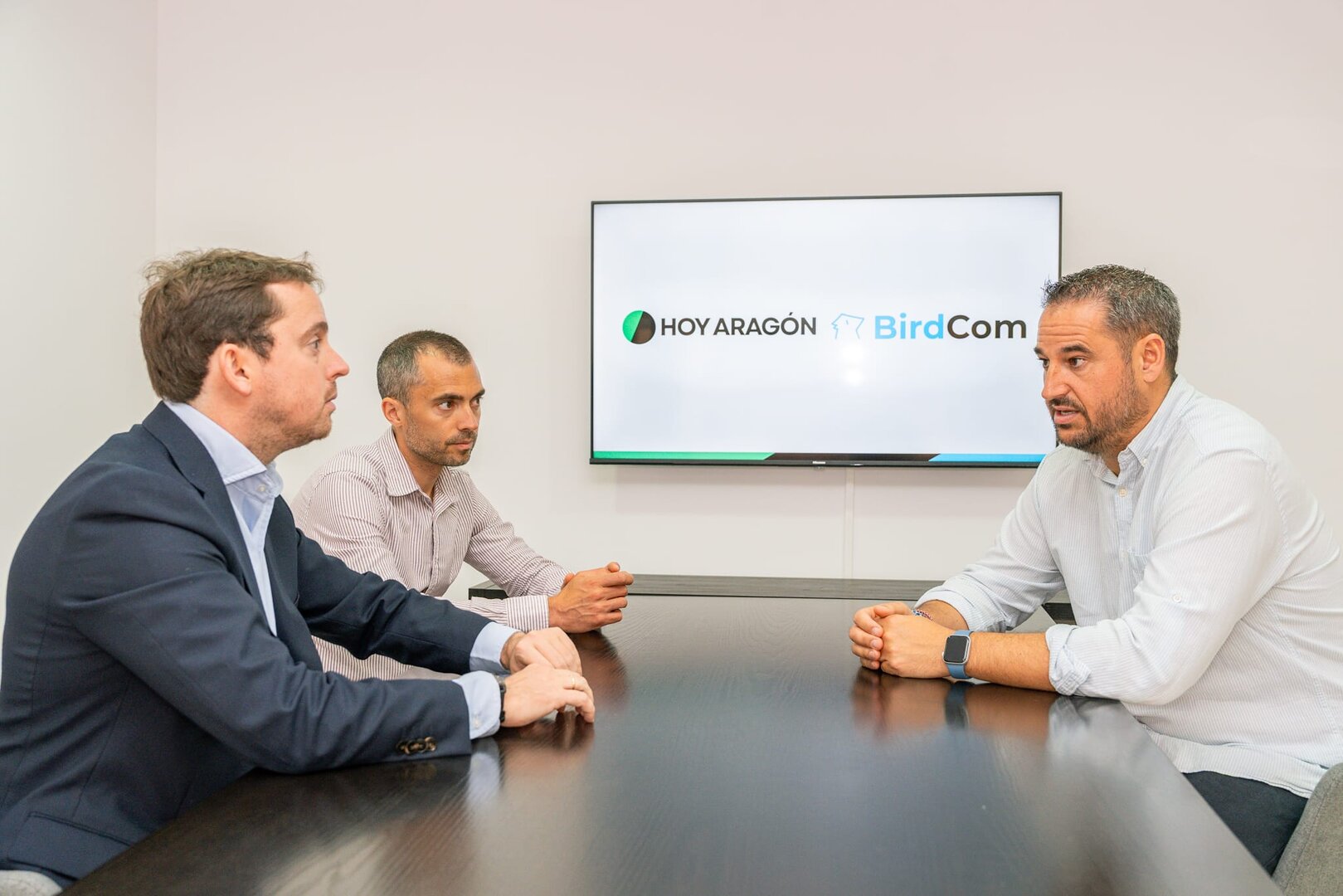 Los fundadores de Birdcom, Nacho del Corral y Dani Moreno, junto al socio director de HOY ARAGÓN, Álvaro Sierra / Álvaro Calvo
