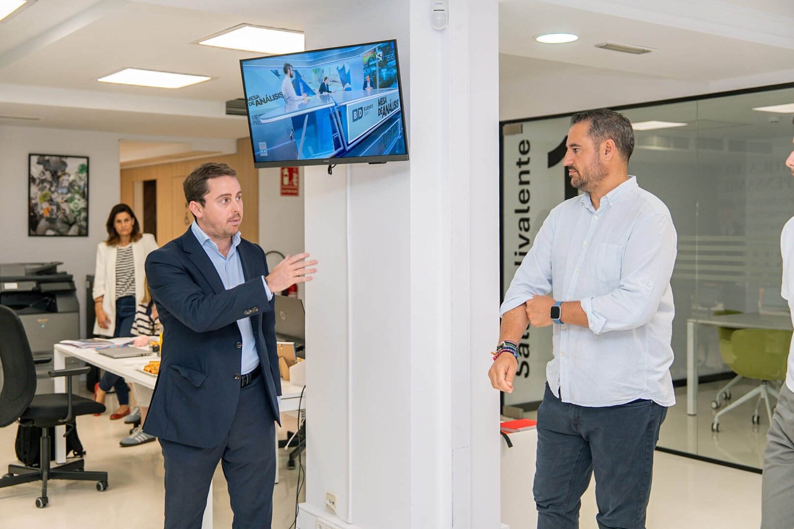 Álvaro Sierra y Nacho del Corral, en la sede de HOY ARAGÓN durante el encuentro con la plantilla / Álvaro Calvo