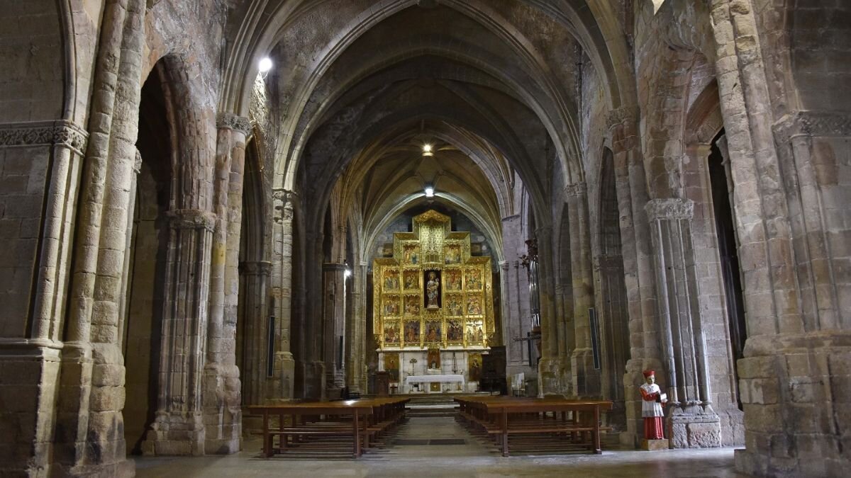 Interior de la ex-colegiata de Santa María la Mayor, en Caspe.