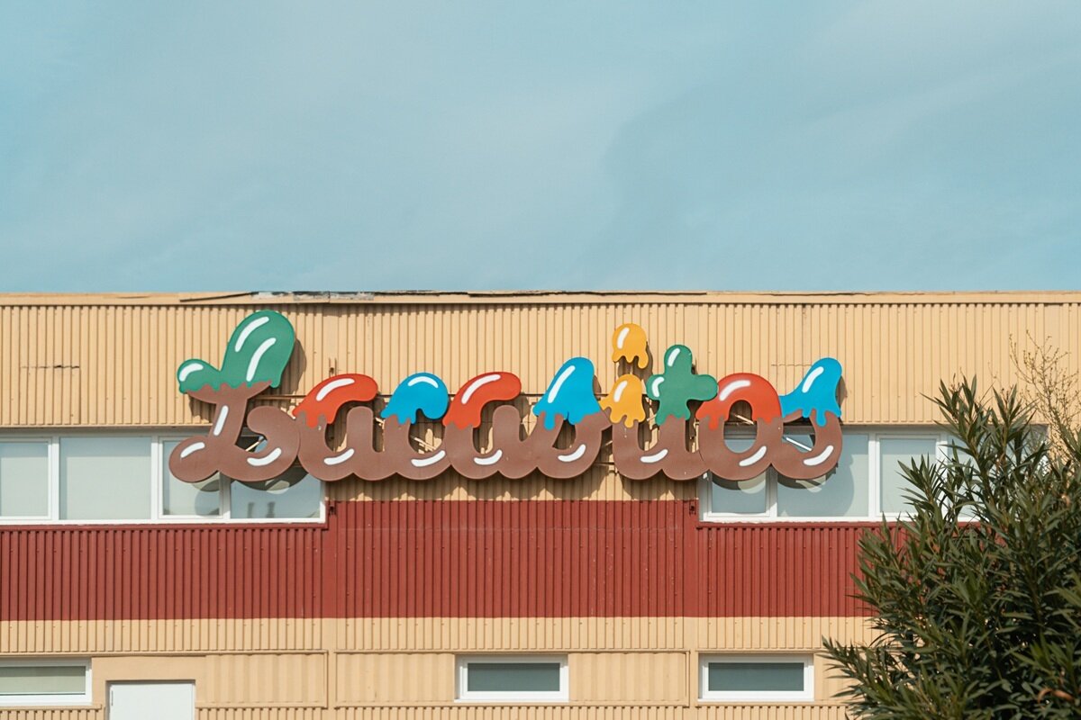 Muchos zaragozanos recordarán con cariño la visita con el cole a la fábrica de Lacasitos / Grupo LACASA