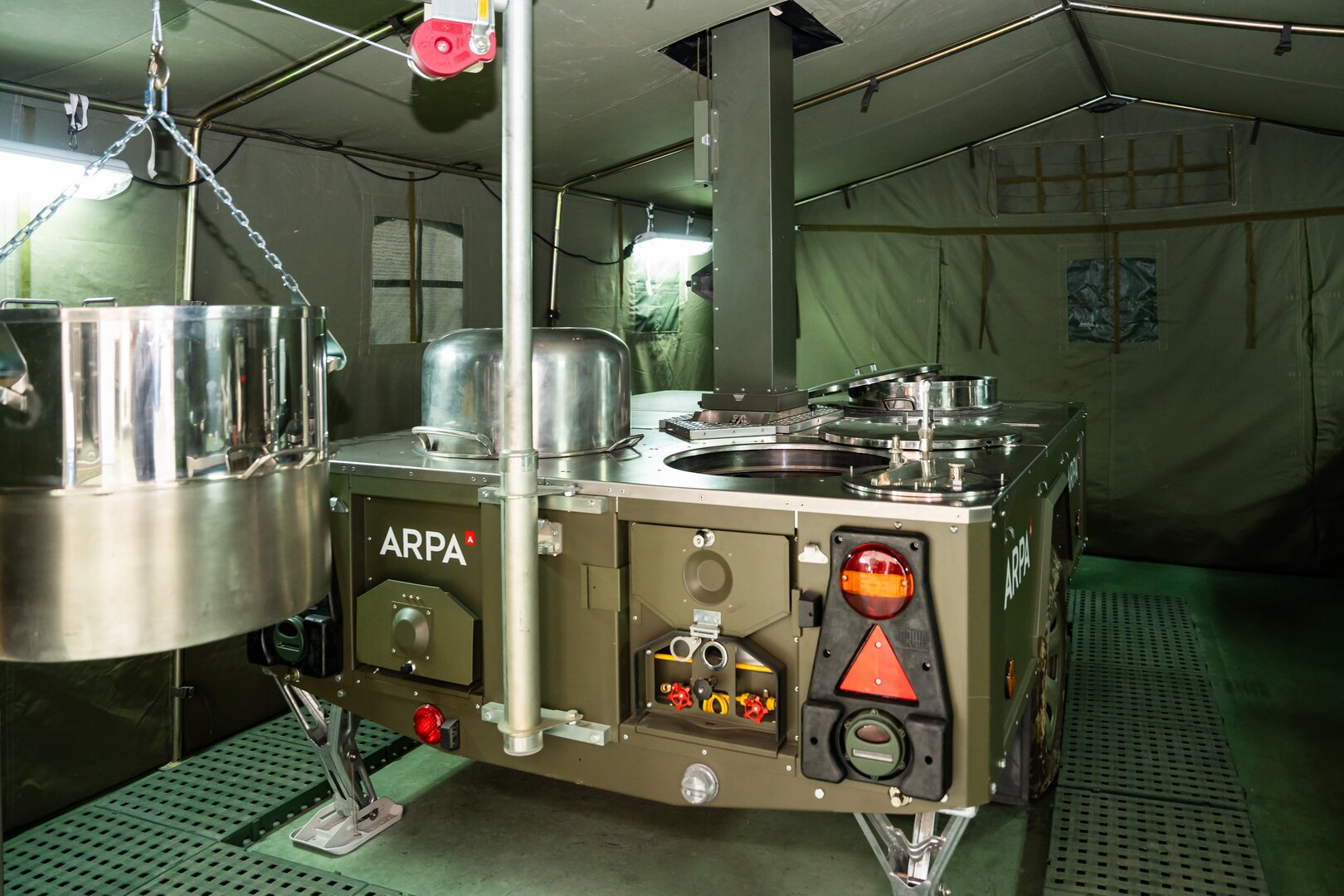La cocina de campaña de Arpa para misiones internacionales / Álvaro Calvo para HOY ARAGÓN