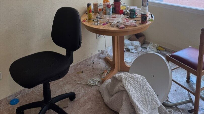 Imagen de otra de las estancias de la casa con basura por todos los lados /Cedida a H.A.