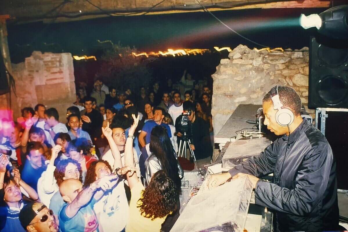Jeff Mills pinchando en el Open Air durante una de tantas tormentas arena en la historia de MDF, año 2000
