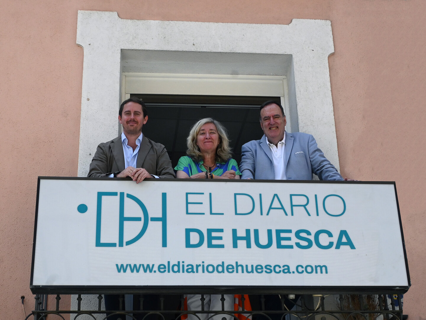 Los fundadores de El Diario de Huesca, Myriam Martínez y Javier García Antón, junto a Álvaro Sierra, socio director de HOY ARAGÓN (izqda) / Carlos Jalle