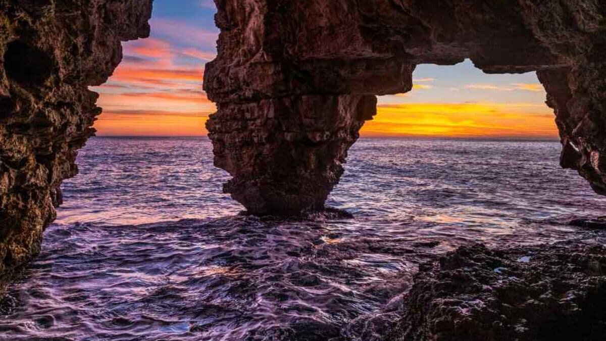 La Cova dels Arcs, desembocadura del río subterráneo Riu Blanc