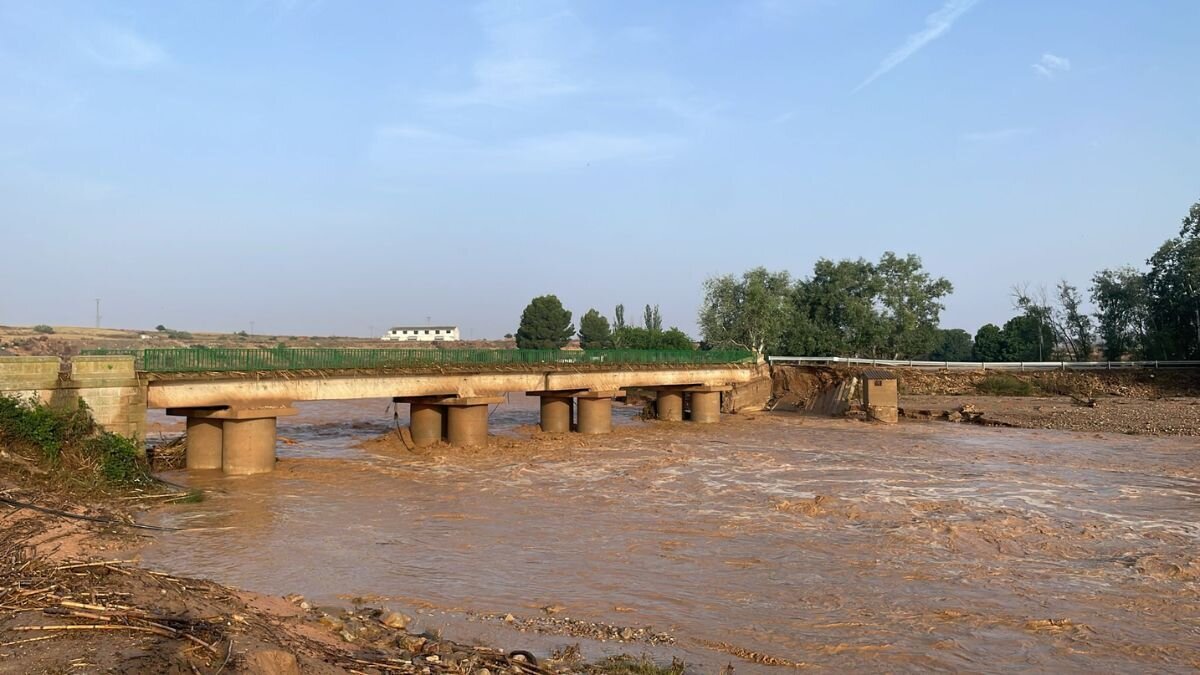 Puente derrumbado en Vinaceite (Teruel) por la crecida del río Aguasvivas el 13 de junio. / HA