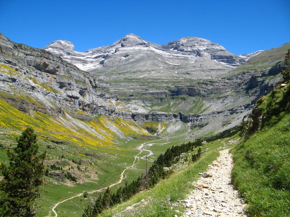 De igual manera que preservamos y cuidamos maravillas naturales como Ordesa y Monte Perdido, debemos hacernos cargo de la necesidad de cuidad nuestro patrimonio inmaterial, nuestras lenguas. (Wikipedia)