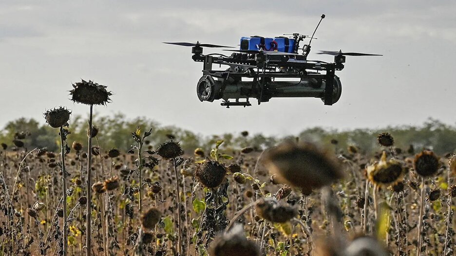 Dron guiado por fibra óptica sobrevolando los campos agrícolas del este de Ucrania