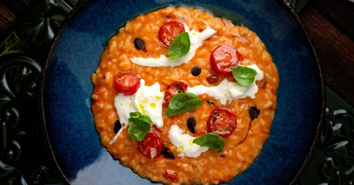 arroz-meloso-tomate-albahaca-receta