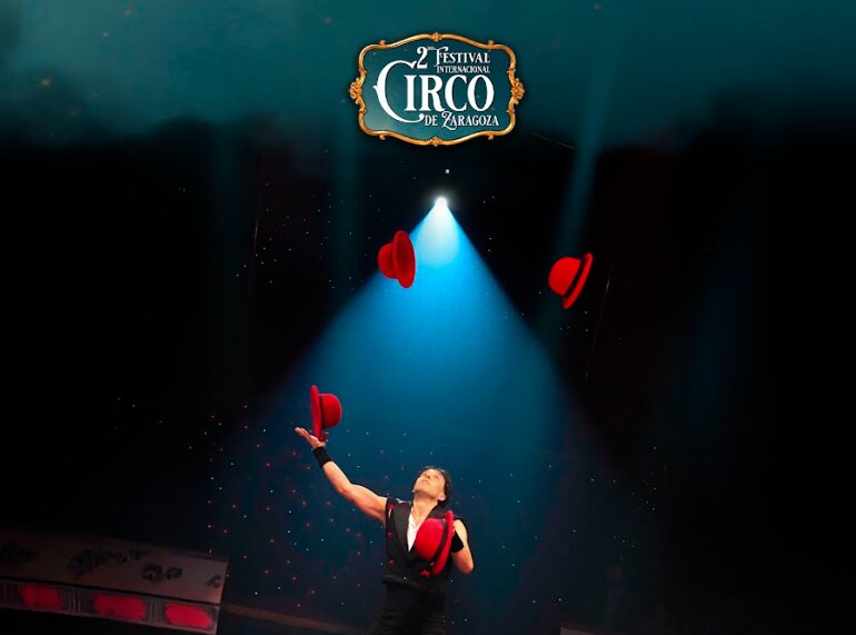 Espectáculo de malabares con sombreros en el Festival internacional del circo