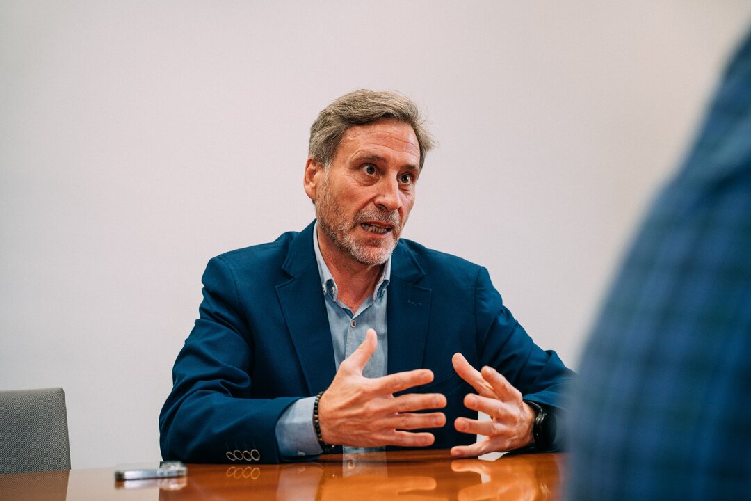 El portavoz de Chunta Aragonesista en las Cortes, José Luis Soro, durante la entrevista./ Álvaro Calvo