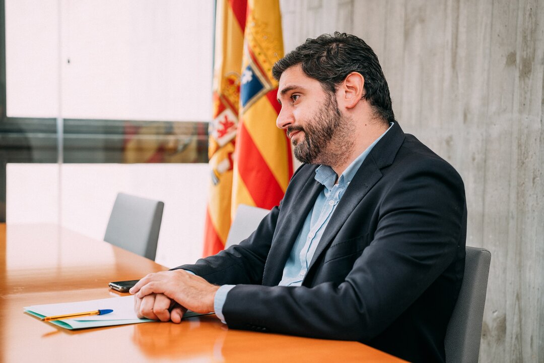 El portavoz de Vox en las Cortes, Alejandro Nolasco, durante la entrevista./ Álvaro Calvo