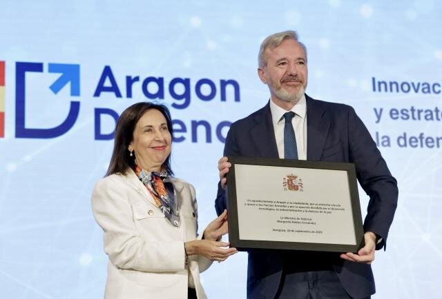 La ministra Robles junto al presidente aragonés Azcón en la presentación de Aragón Defence Hub / Fabián Simón