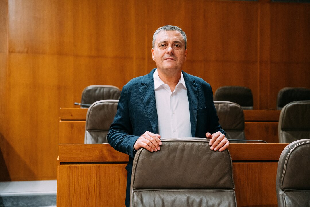 El portavoz del PSOE en las Cortes, Fernando Sabés, detrás de su escaño./ Álvaro Calvo