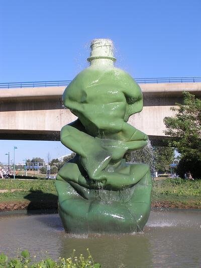 Escultura "Manantial o Botella Manantial" ./ Ayuntamiento de Zaragoza