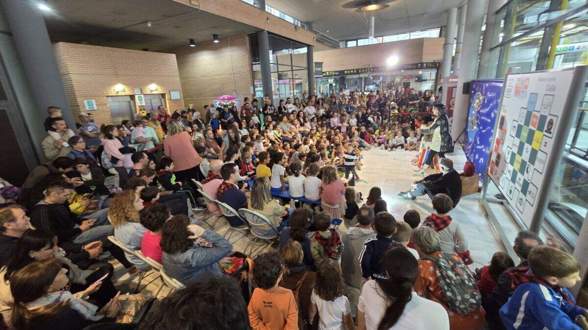 Actividad infantil en las Fiestas del Pilar 2024 en Los Porches del Audiorama. / LOS PORCHES