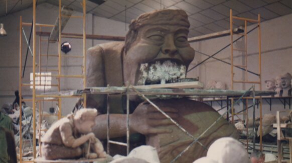 El Tío Zambombo -o Tragachicos- en el taller de construcción, en los años 70 / AZ