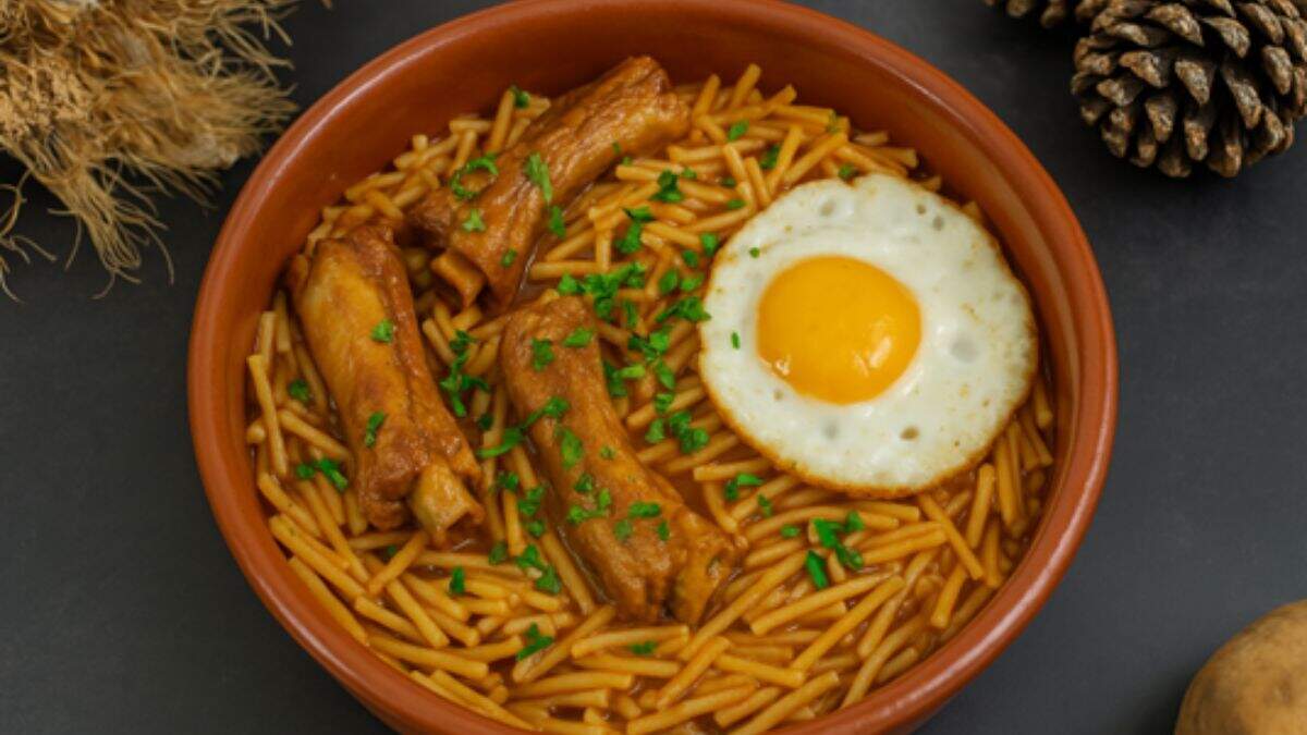Receta de fideos gordos con costilla y huevo. / PASTAS ROMERO