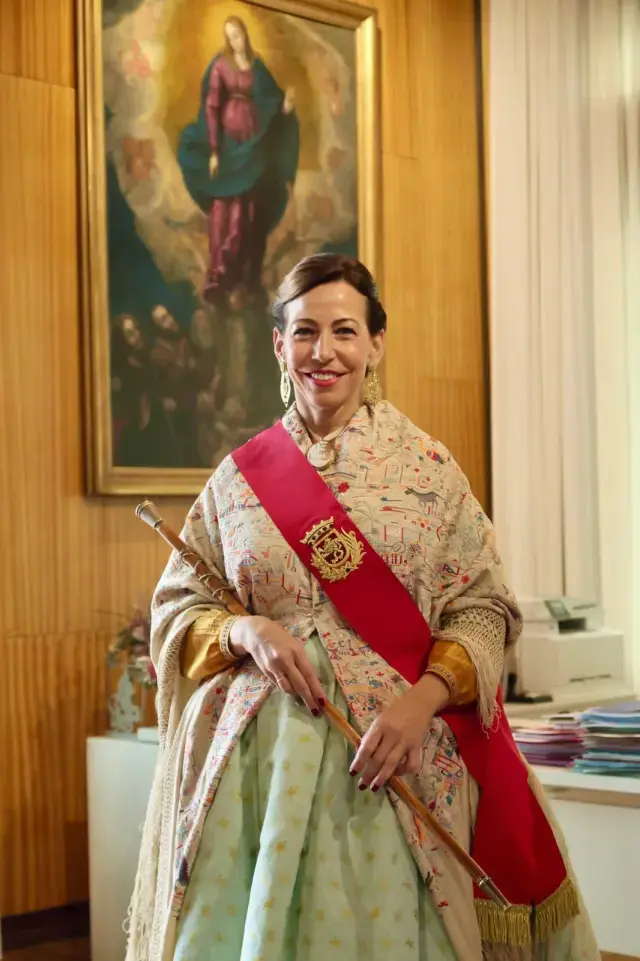 asi-es-el-traje-regional-que-este-dia-del-pilar-lleva-la-alcaldesa-natalia-chueca.r_d.576-662