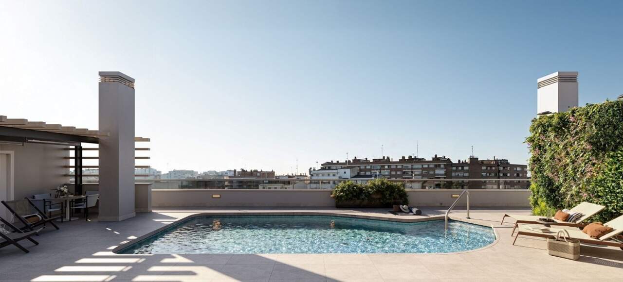 Piscina y solárium en la azotea de The Avenue. / GESTIÓN COMÚN