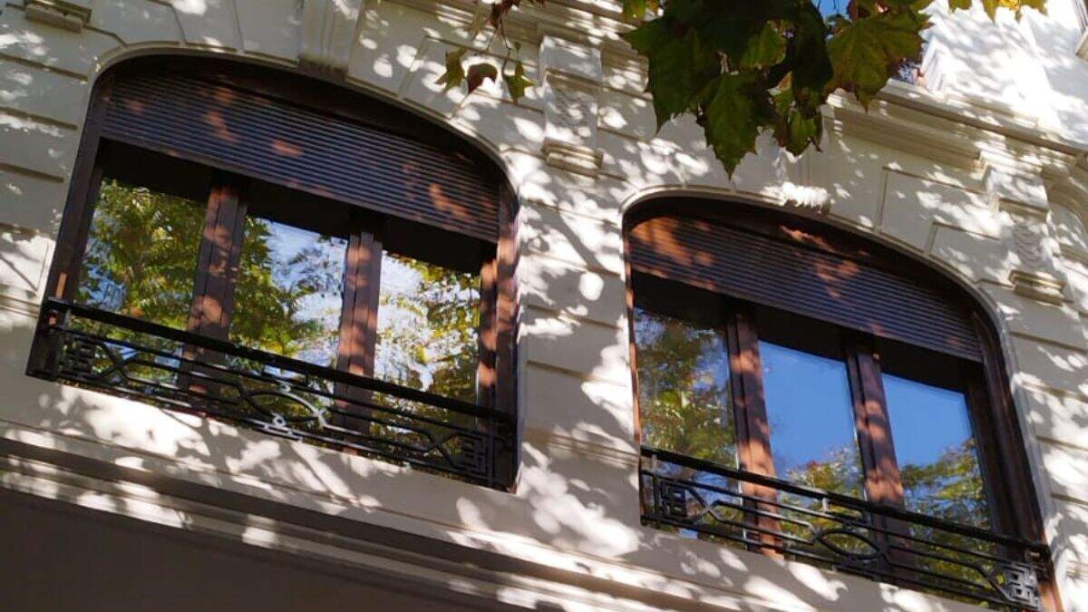Ventanas Dikter en un edificio de Zaragoza. / HA