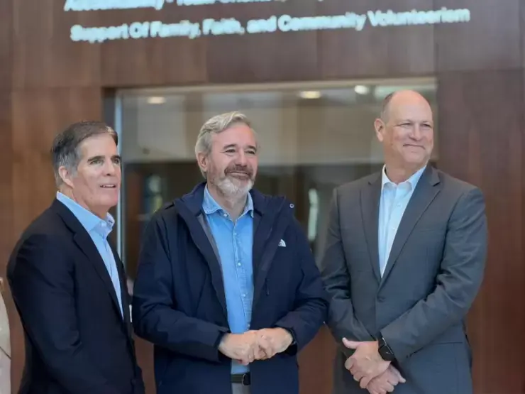 El presidente de Aragón Jorge Azcón junto a David Robey y Tag Greason, codirectores ejecutivos de QTS./ Gobierno de Aragón