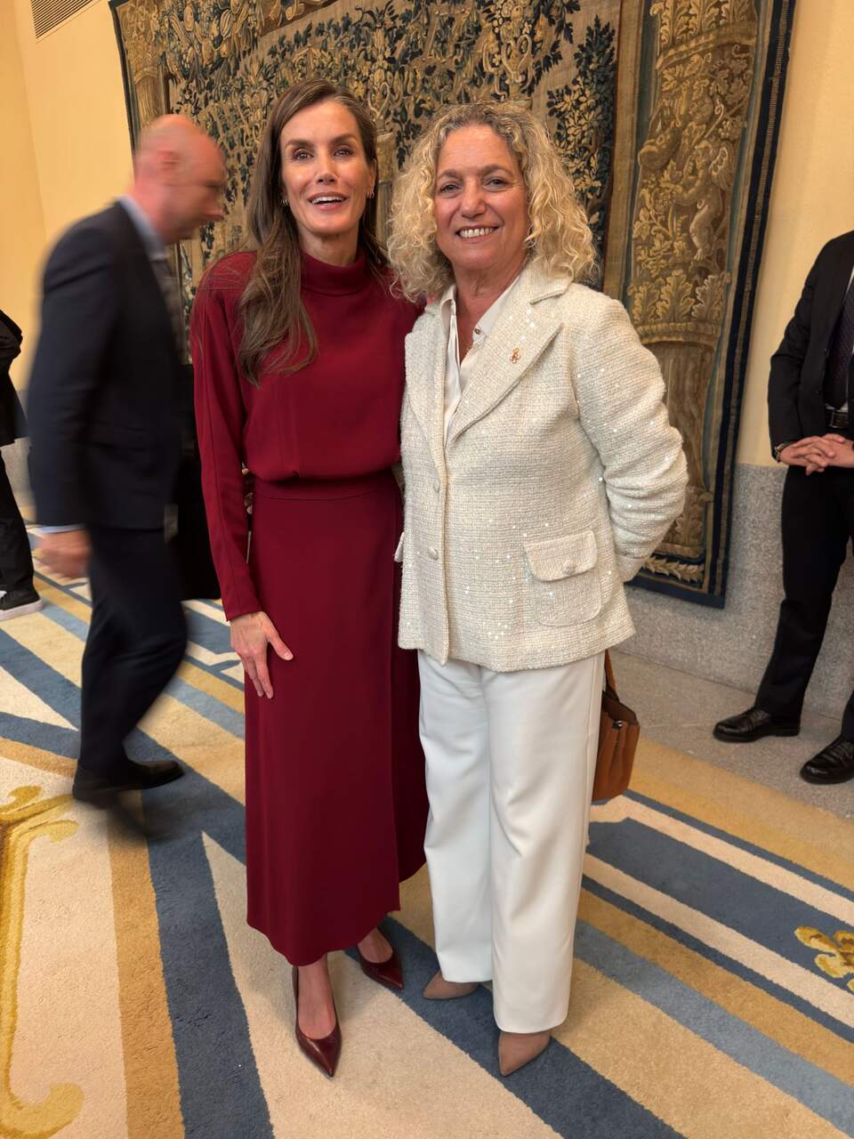 Clara Arpa con la Reina Letizia, durante la entrega de premios. / ARPA