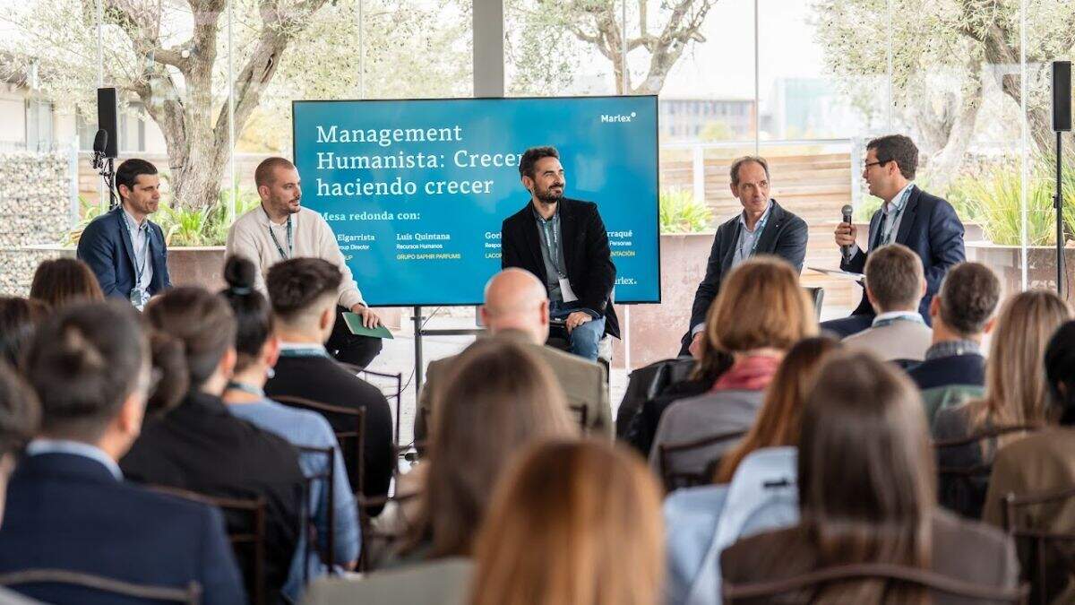 Mesa redonda con representantes de Saica, Saphir, Lacor Textil y Palacios. / ÁLVARO CALVO