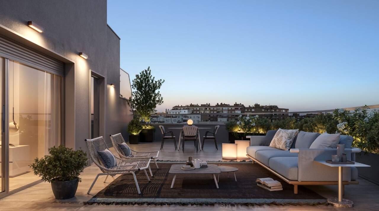 Terraza de una vivienda en planta ático en The Avenue / Gestión Común