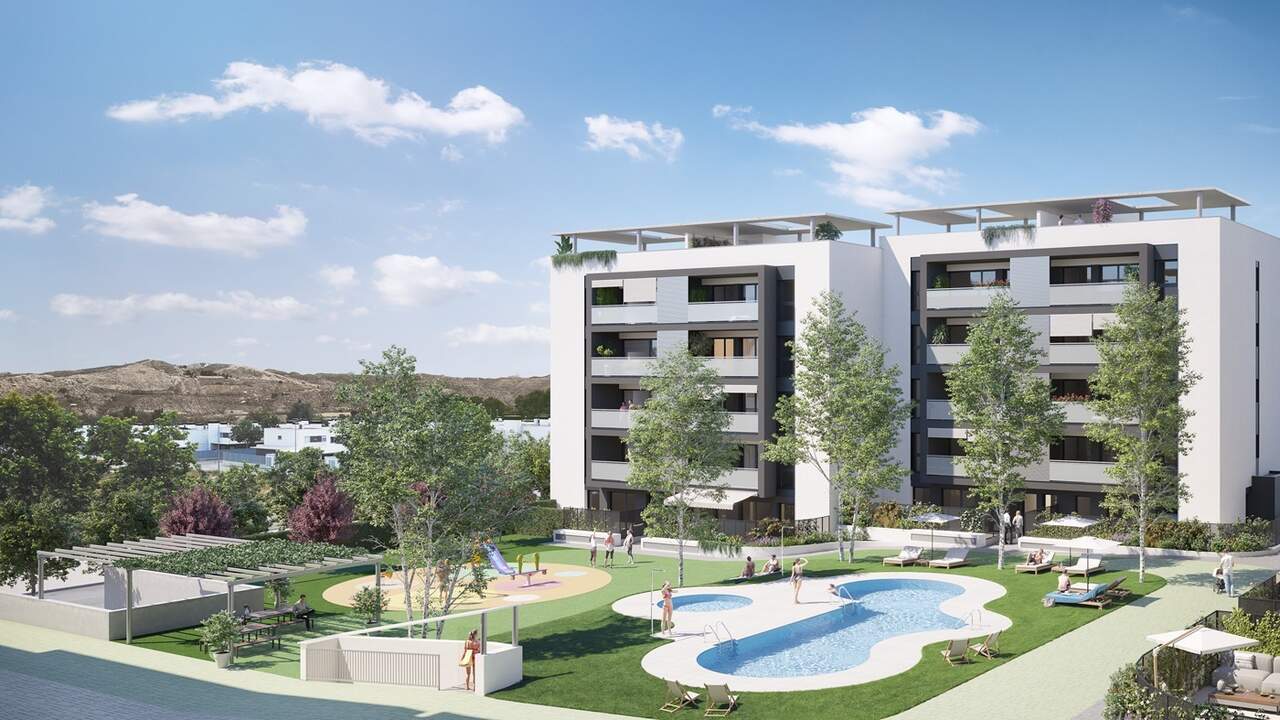 Residencial Monteclaro cuenta con urbanización privada, zonas comunes con zona verde y piscina, así como pisos con grandes terrazas / LUJAMA