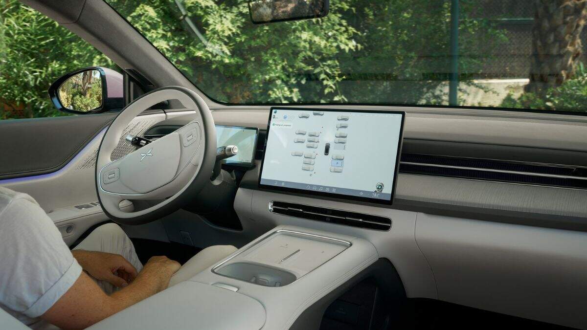 Interior con pantalla táctil para infoentretenimiento en el XPENG G6. / XPENG
