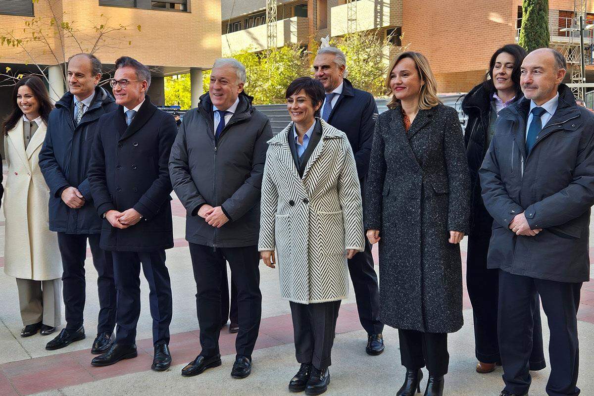 La ministra de Vivienda y Agenda Urbana, Isabel Rodríguez, junto a la ministra de Educación, Formación Profesional y Deportes, Pilar Alegría, durante su visita a Zaragoza.