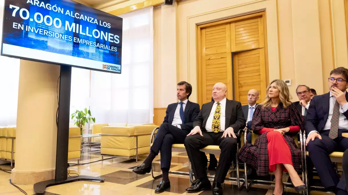 Los directivos de Forestlia, con Fernando Samper a la cabeza, y junto a la vicepresidenta del Gobierno, Mar Vaquero / Fabián Simón