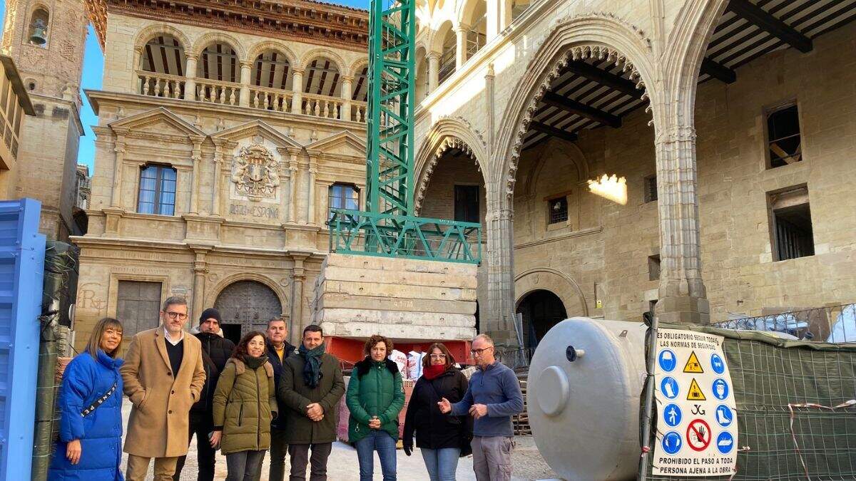 Visita de representantes municipales a las obras de la Lonja y la Casa Consistorial de Alcañiz. / AYTO. ALCAÑIZ