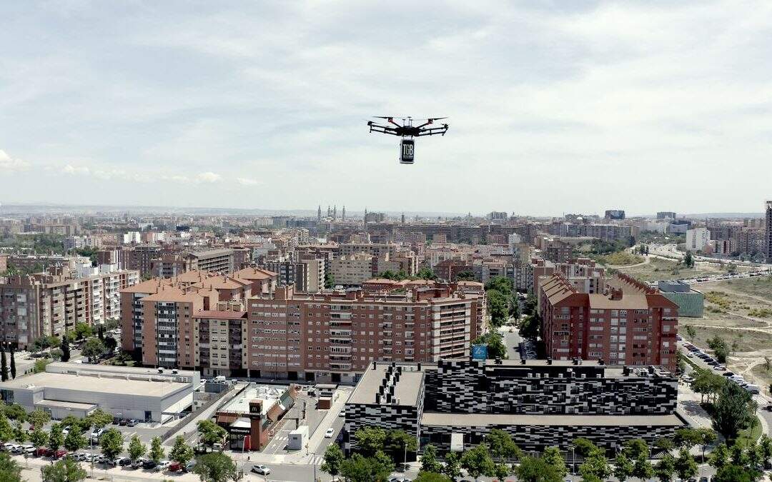 Una prueba piloto del reparto de hamburguesas en Zaragoza, por la empresa TGB, en la zona de la Expo / AZ