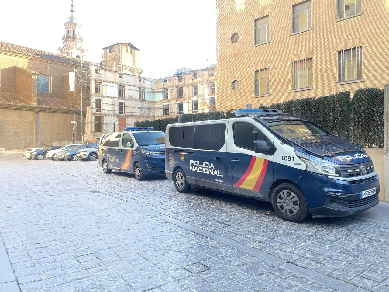 Imagen de las furgonetas de la Policía Nacional en la puerta de la Audiencia  Provincial de Zaragoza / E.L