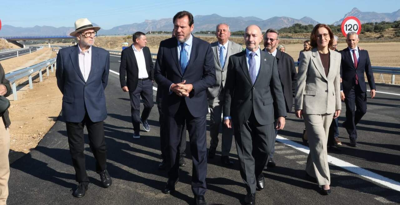 El ministro Óscar Puentes y otras autoriades del Gobierno de España, durante la inauguración de la A-22 entre Pamplona y Jaca / Ministerio de Transporte