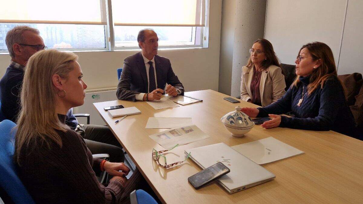 A la derecha, la alcaldesa de Caspe, Ana Jarque, en una reunión con el consejero Bancalero (en el centro). / AYTO. CASPE
