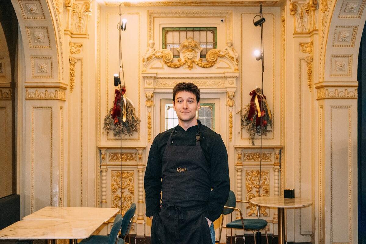 Álex Pérez, gerente del Grupo 1885, en el interior del icónico Café 1885 ./ Álvaro Calvo para HOY ARAGÓN